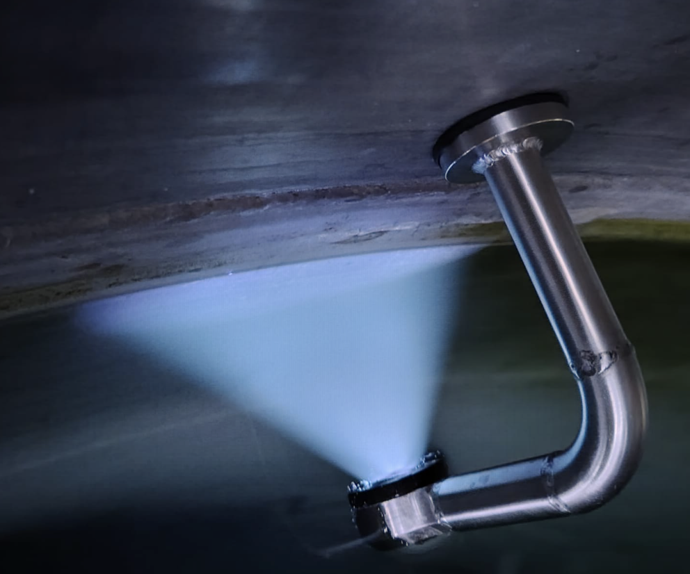 Emisor WME montado proyectando un cono de luz UV sobre un casco sumergido